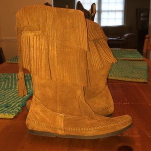 Like new Minnetonka fringe boots