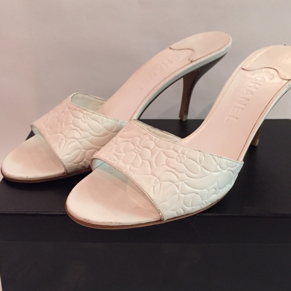 CHANEL Camellia slides