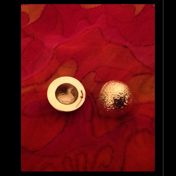 💯14Kt Gold Dot Earrings - Picture 4 of 4