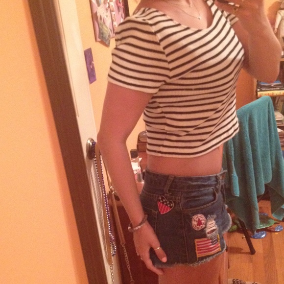 Black and White Striped Crop Top - Picture 2 of 4