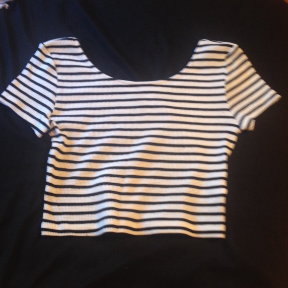 Black and White Striped Crop Top - Picture 3 of 4