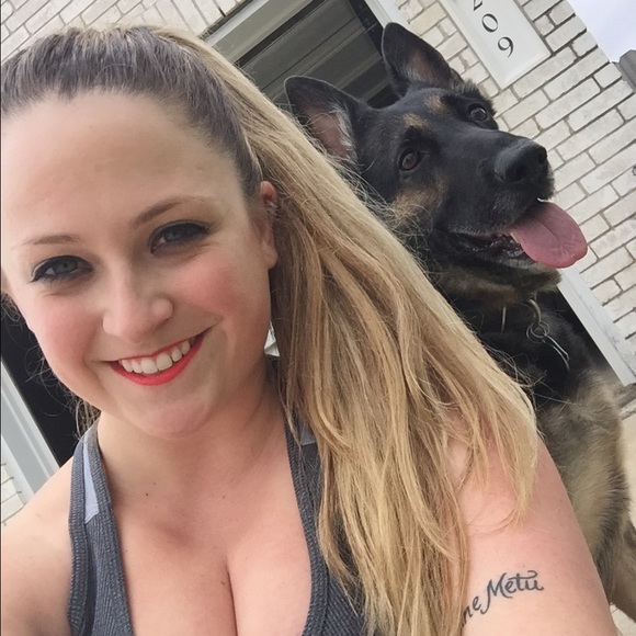 Follow me @4Lindz 😘❤️💋💃🏼🍷 - Picture 3 of 8