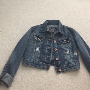 Crop denim jacket.
