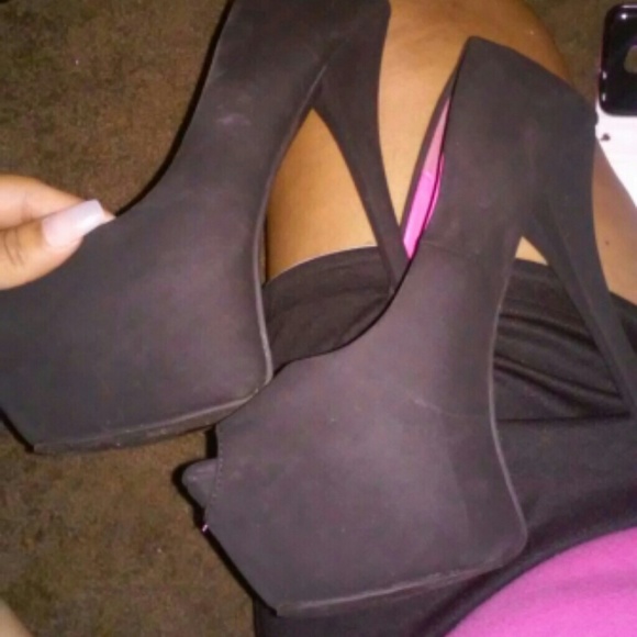 Black pumps