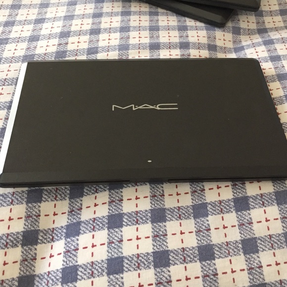 Mac palette (8) eyeshadow included