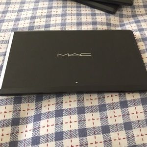 Mac palette (8) eyeshadow included