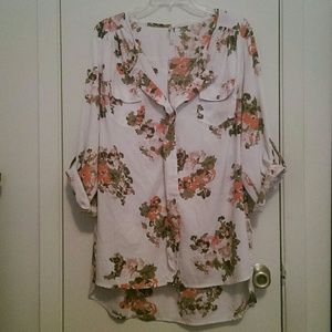 ✨🇸🇦🇱🇪✨ Floral hi-lo blouse