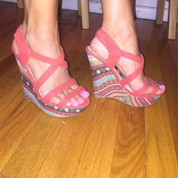 Red/orange strap wedge