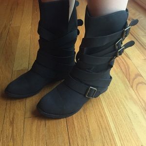 Black buckle boot