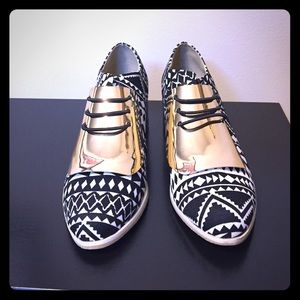 Trendy geo print oxfords!