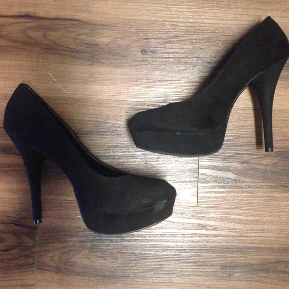 Black pumps
