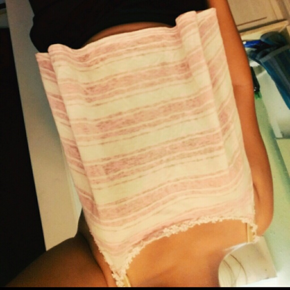 White with pink daisy shiry - Picture 1 of 1