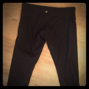 Black lululemon wonder unders (cropped)