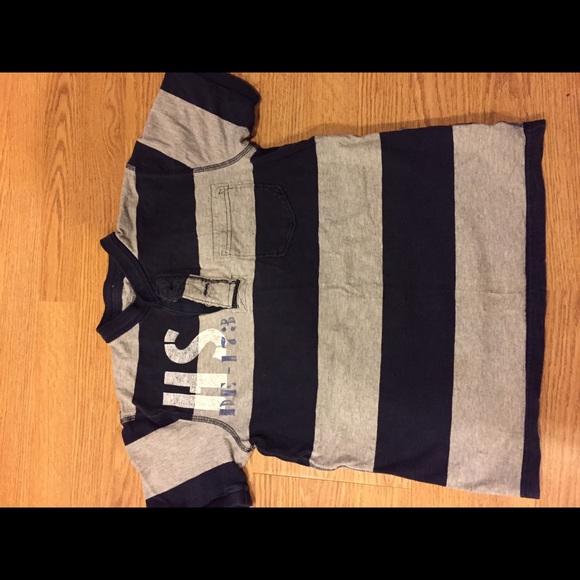 Boys gap shirt.
