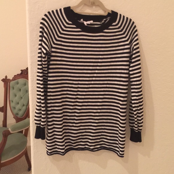 BCBG sweater/long sleeve black and white top