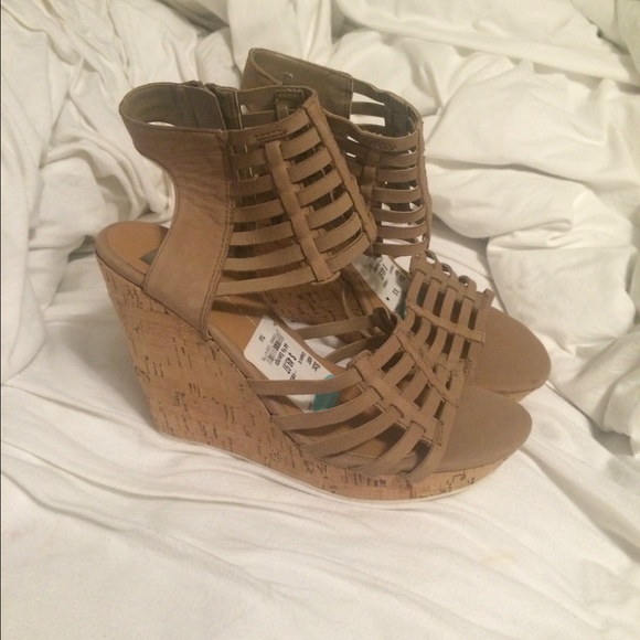 NEW tan Wedges