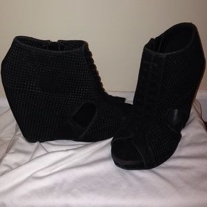 Black wedges