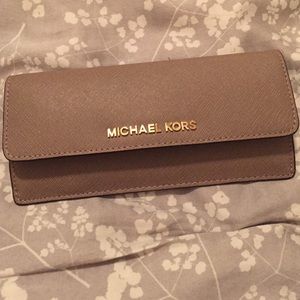 Michael Kors JetSet travel saffiano leather wallet