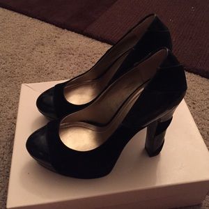 BCBG black patent/suede pump