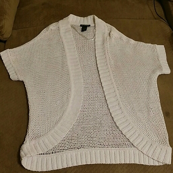 LB shrug size 14/16. Can fit up to a 18/20.