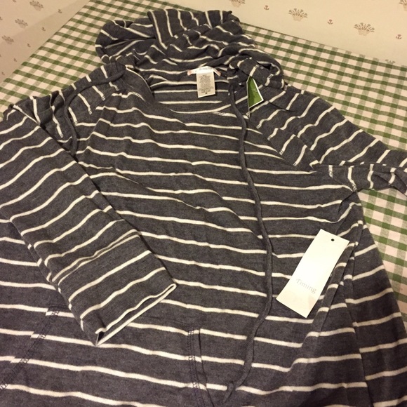 📌Gray white stripped sweater