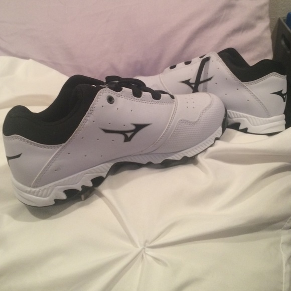 Mizuna softball cleats