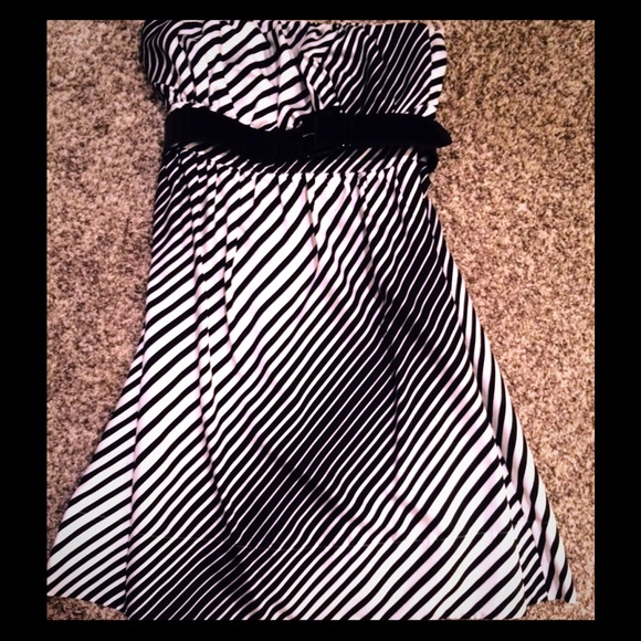 Strapless dress with belt