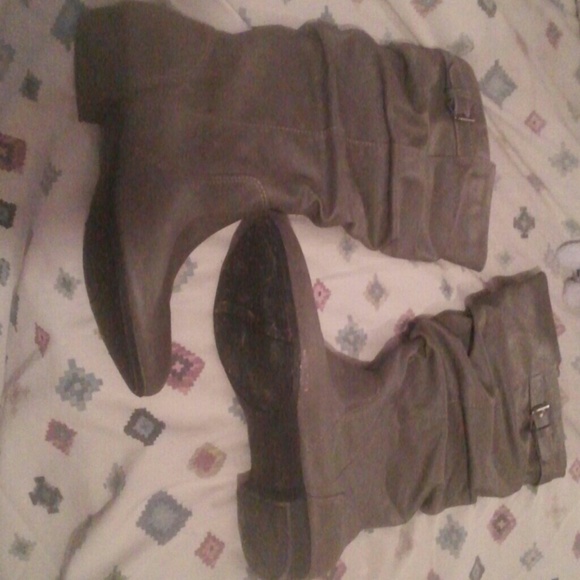 Beautiful gray boots.