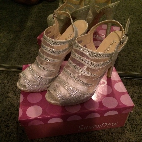 Silver heels - Picture 1 of 4