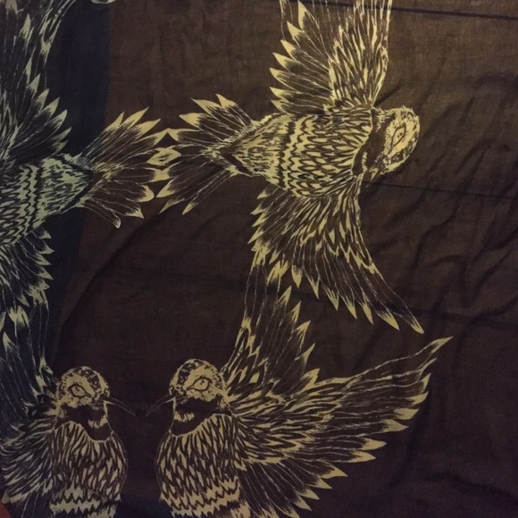FLYING BIRDS SCARF! VERY UNIQUE - Picture 2 of 3