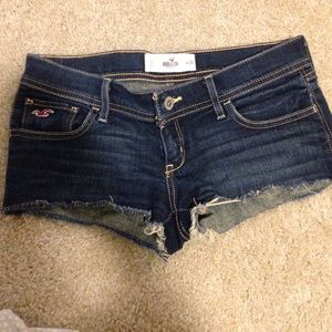 Hollister dark wash shorts size 3 (26)