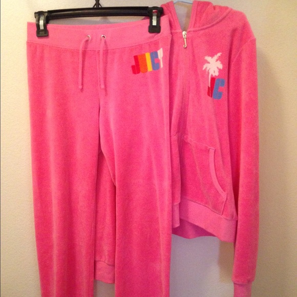 Super chic juicy couture sweatsuit!! ☺️