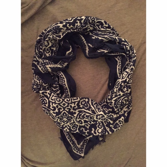 Bandana pattern scarf navy and white