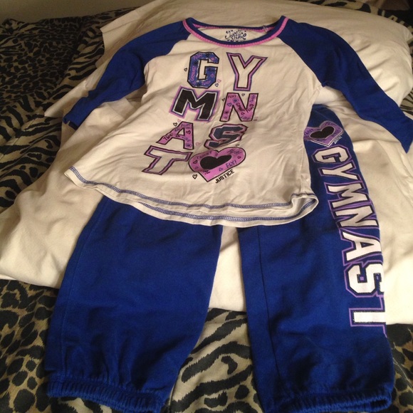 Sweats and half sleeve shirt.