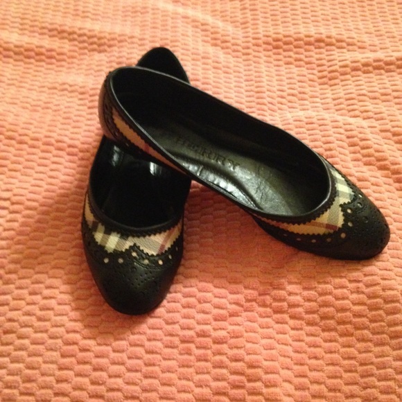 Burberry flats, black and original checker print.