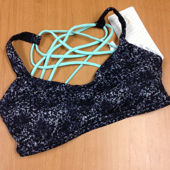 Lululemon Free to be wild Size 6 NWT