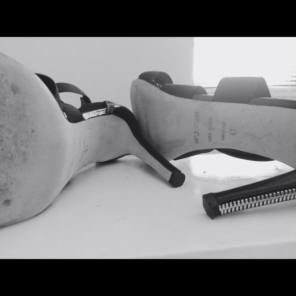 Sergio Rossi shoes with back zipper detail! - Picture 3 of 4