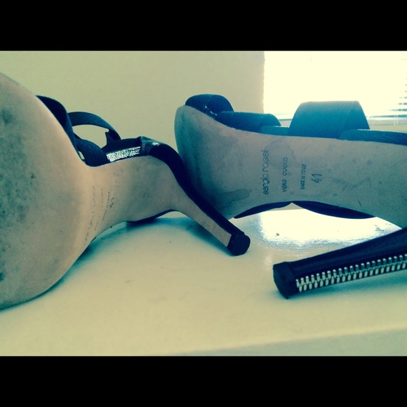 Sergio Rossi shoes with back zipper detail! - Picture 4 of 4