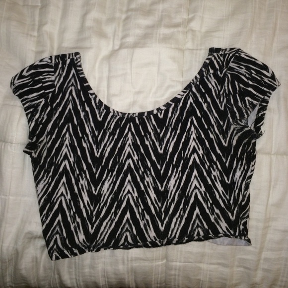 Black and white cropped tee