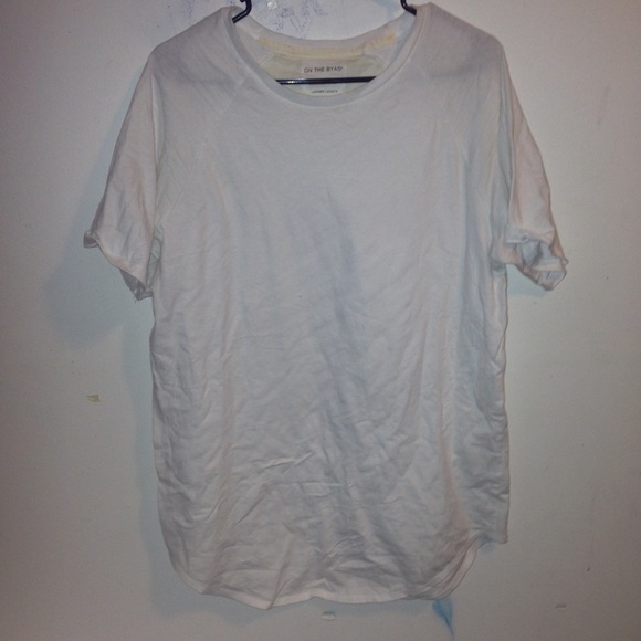 on the byas plain white long oversized shirt