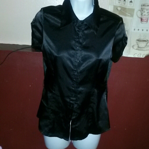 Demanding polyester collared button down - Picture 3 of 4