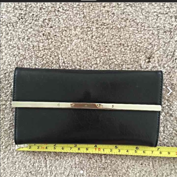 ✨SOLD✨Guess wallet - Picture 1 of 3