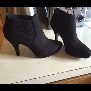 Women's short boot with heel