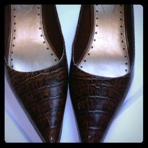 **CLOSING SHOP** Beautiful, Brown Nine West & Co