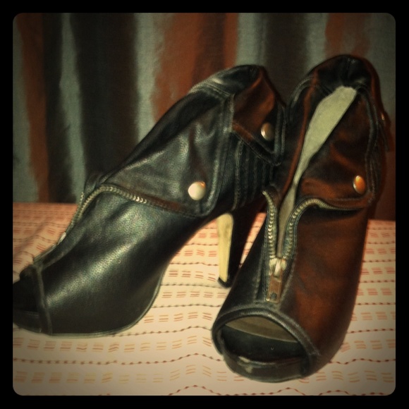 Sexy zippered ankle boots w/ heel