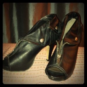 Sexy zippered ankle boots w/ heel