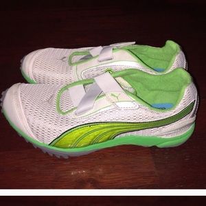 New ladies Puma running shoes w/ Velcro enclosure