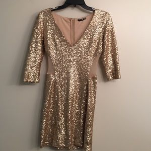 Form fitting 3/4 sleeve cocktail dress