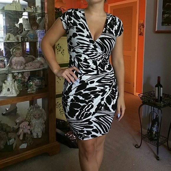Blavk white v-neck fitted dress