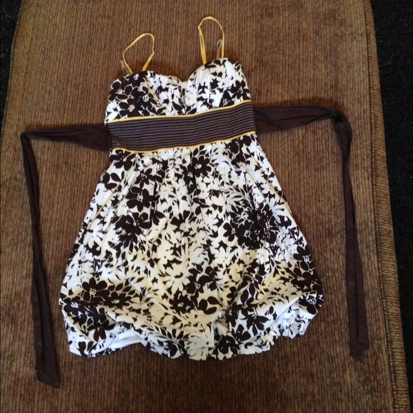 Size small super cute, brown/ white dress
